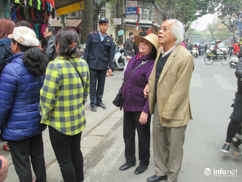 Cụ già, trẻ nhỏ xếp hàng nghẽn phố mua vàng ngày Thần Tài - ảnh 17