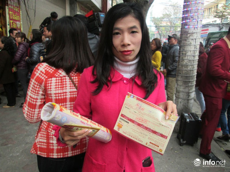 Cụ già, trẻ nhỏ xếp hàng nghẽn phố mua vàng ngày Thần Tài - ảnh 10