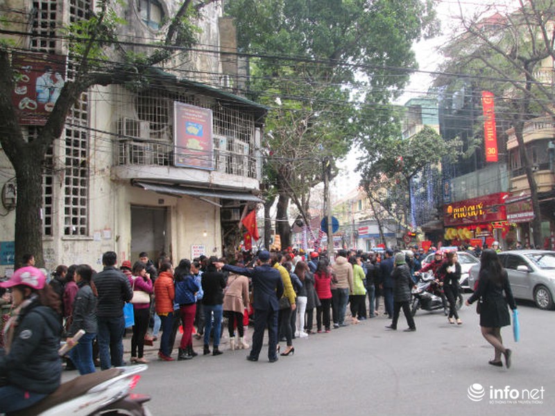 Cụ già, trẻ nhỏ xếp hàng nghẽn phố mua vàng ngày Thần Tài - ảnh 7