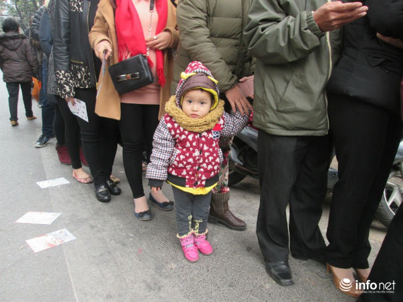 Cụ già, trẻ nhỏ xếp hàng nghẽn phố mua vàng ngày Thần Tài - ảnh 5