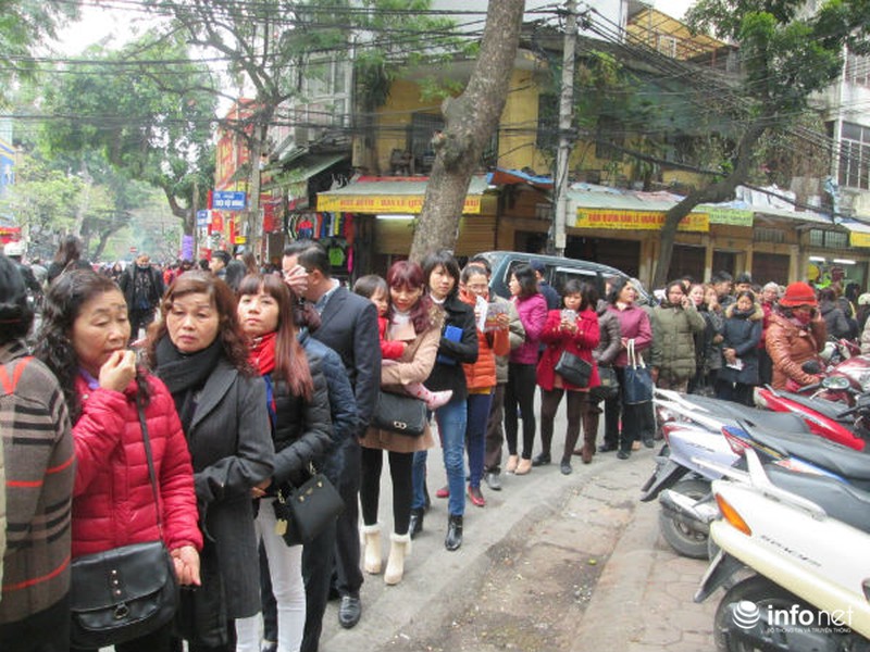 Cụ già, trẻ nhỏ xếp hàng nghẽn phố mua vàng ngày Thần Tài - ảnh 8