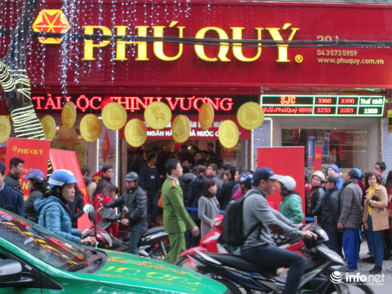 Cụ già, trẻ nhỏ xếp hàng nghẽn phố mua vàng ngày Thần Tài - ảnh 20