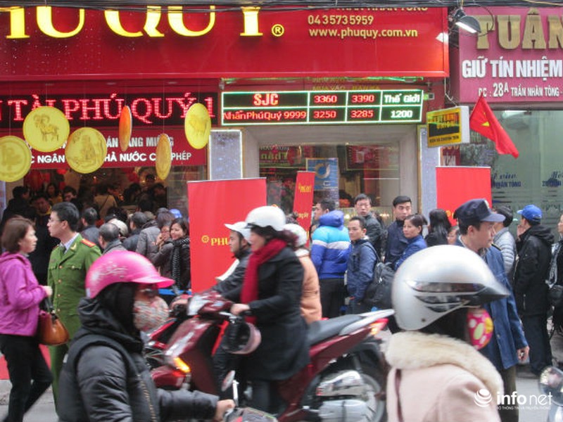 Cụ già, trẻ nhỏ xếp hàng nghẽn phố mua vàng ngày Thần Tài - ảnh 21