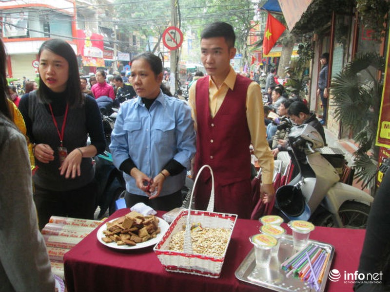 Cụ già, trẻ nhỏ xếp hàng nghẽn phố mua vàng ngày Thần Tài - ảnh 18