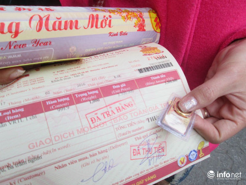 Cụ già, trẻ nhỏ xếp hàng nghẽn phố mua vàng ngày Thần Tài - ảnh 11