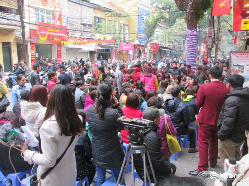Cụ già, trẻ nhỏ xếp hàng nghẽn phố mua vàng ngày Thần Tài - ảnh 1