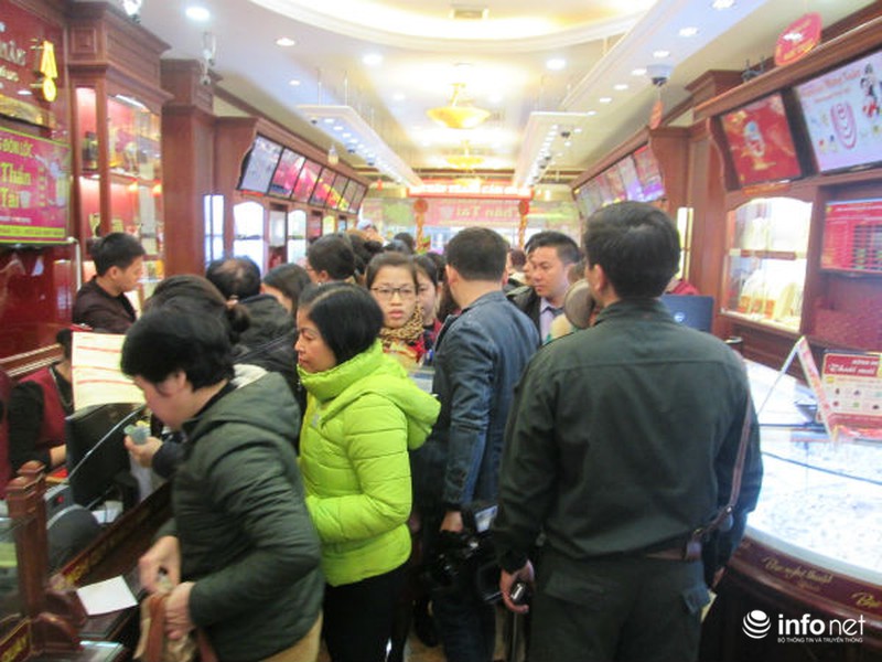 Cụ già, trẻ nhỏ xếp hàng nghẽn phố mua vàng ngày Thần Tài - ảnh 12