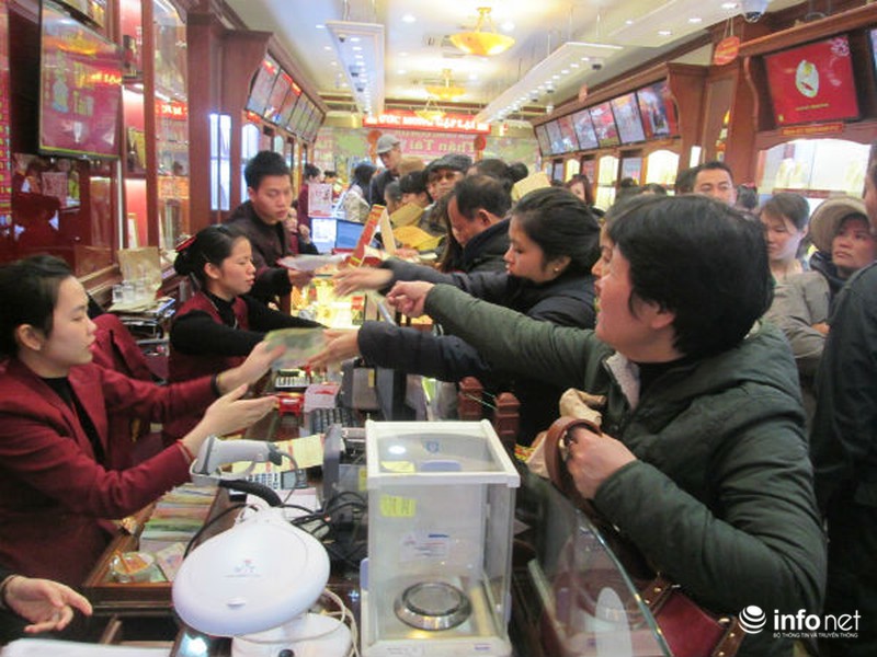 Cụ già, trẻ nhỏ xếp hàng nghẽn phố mua vàng ngày Thần Tài - ảnh 13