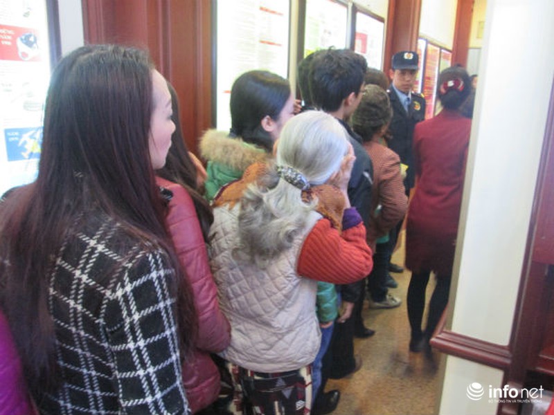 Cụ già, trẻ nhỏ xếp hàng nghẽn phố mua vàng ngày Thần Tài - ảnh 3