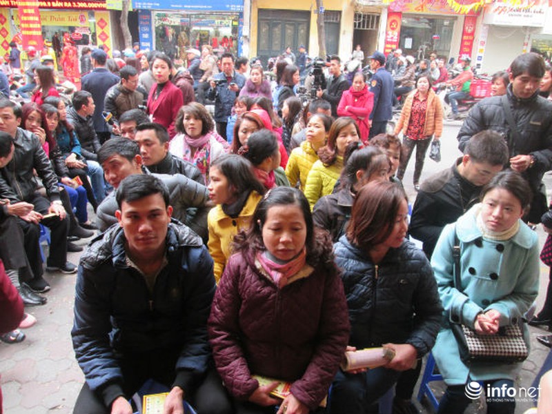 Cụ già, trẻ nhỏ xếp hàng nghẽn phố mua vàng ngày Thần Tài - ảnh 14