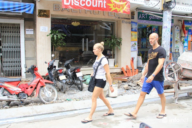 Tất bật thi công, chuẩn bị cho ngày khai trương phố đi bộ Bùi Viện - ảnh 11