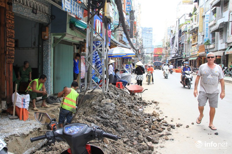 Tất bật thi công, chuẩn bị cho ngày khai trương phố đi bộ Bùi Viện - ảnh 8