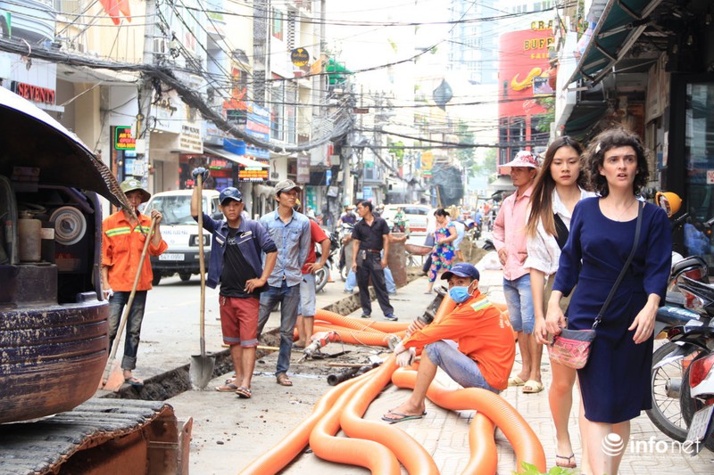 Tất bật thi công, chuẩn bị cho ngày khai trương phố đi bộ Bùi Viện - ảnh 2