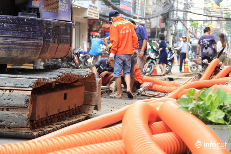 Tất bật thi công, chuẩn bị cho ngày khai trương phố đi bộ Bùi Viện - ảnh 5