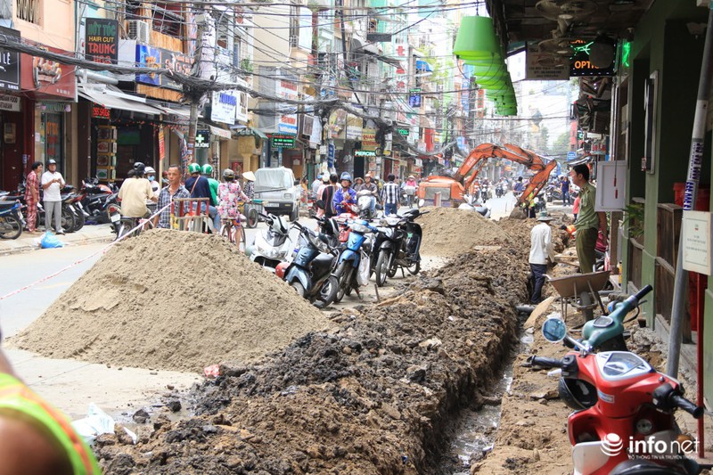 Tất bật thi công, chuẩn bị cho ngày khai trương phố đi bộ Bùi Viện - ảnh 3