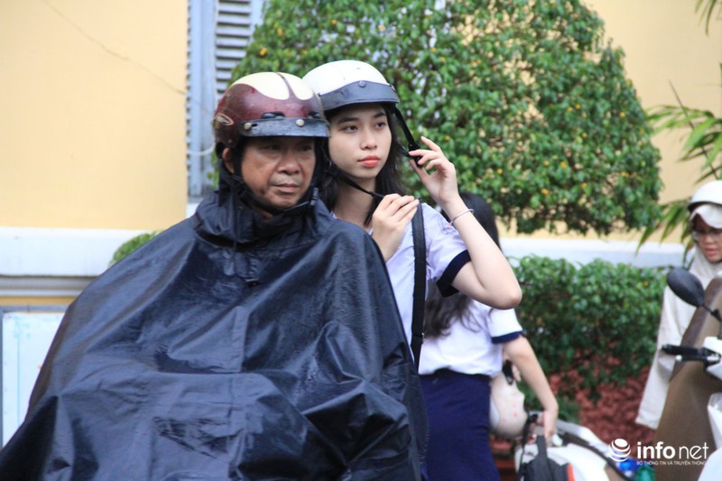 TP HCM: Sĩ tử phải chờ tạnh mưa trong ngày làm thủ tục thi THPT quốc gia - ảnh 2