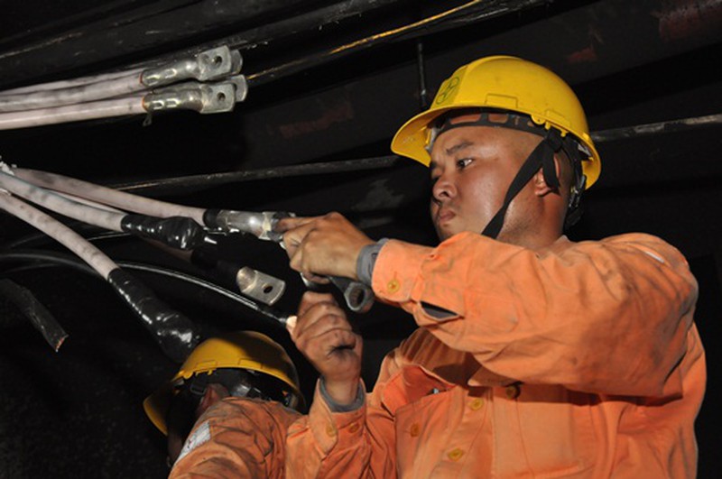 Hỗ trợ khắc phục sự cố cấp điện cho chung cư Xa La sau hỏa hoạn - ảnh 2