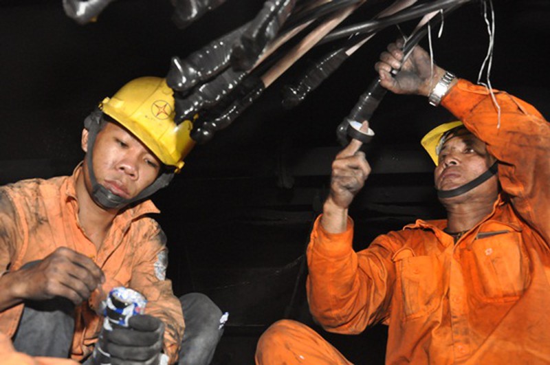 Hỗ trợ khắc phục sự cố cấp điện cho chung cư Xa La sau hỏa hoạn - ảnh 4
