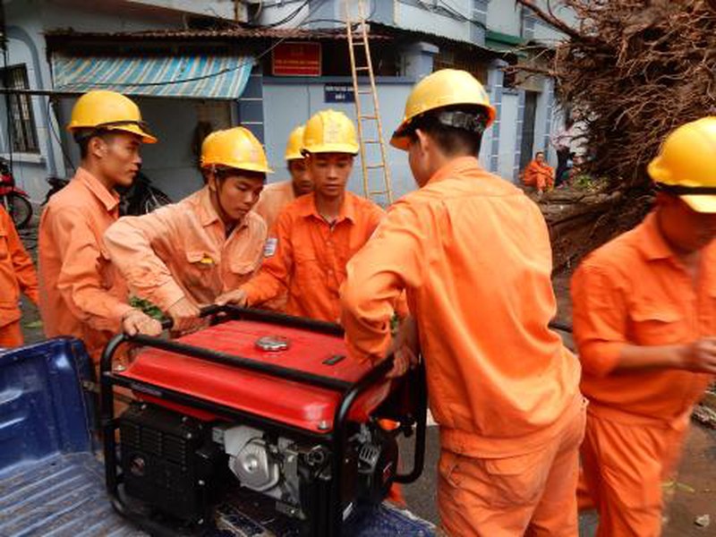Thợ điện Thủ đô nỗ lực khôi phục lưới điện sau bão - ảnh 8
