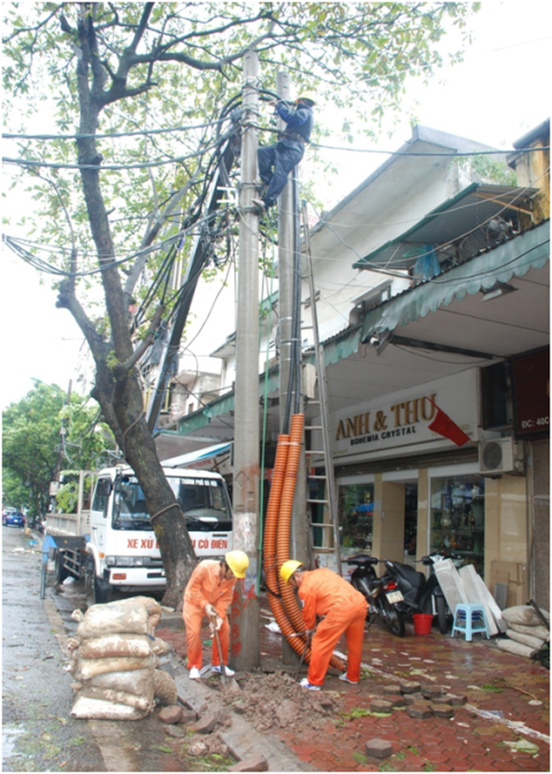 Thợ điện Thủ đô nỗ lực khôi phục lưới điện sau bão - ảnh 2