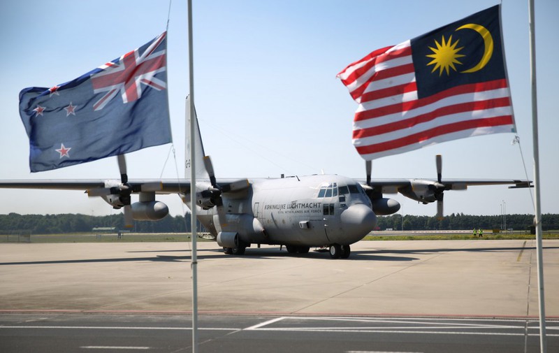 Máy bay MH17 rơi: Hà Lan tang thương đón nạn nhân về nước - ảnh 1