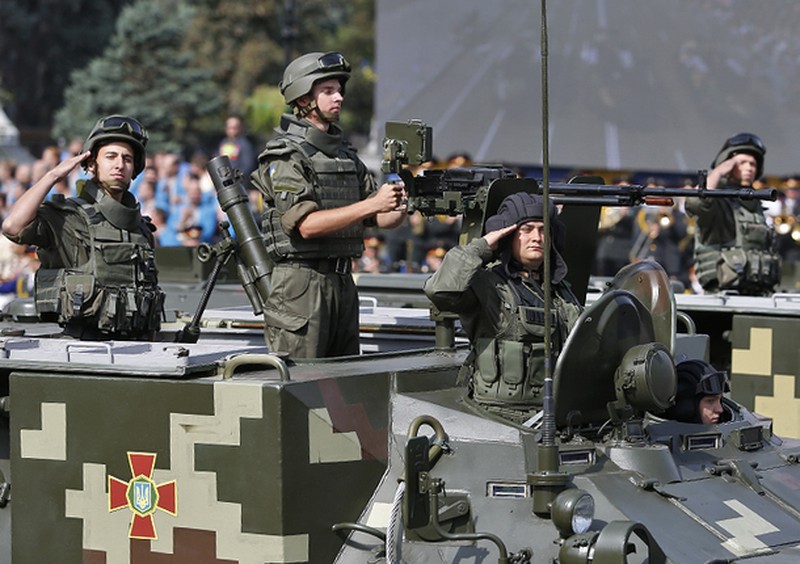 Ảnh: Ukraine diễu binh lấy khí thế trong Ngày Độc lập - ảnh 10