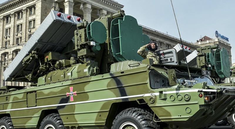 Ảnh: Ukraine diễu binh lấy khí thế trong Ngày Độc lập - ảnh 2