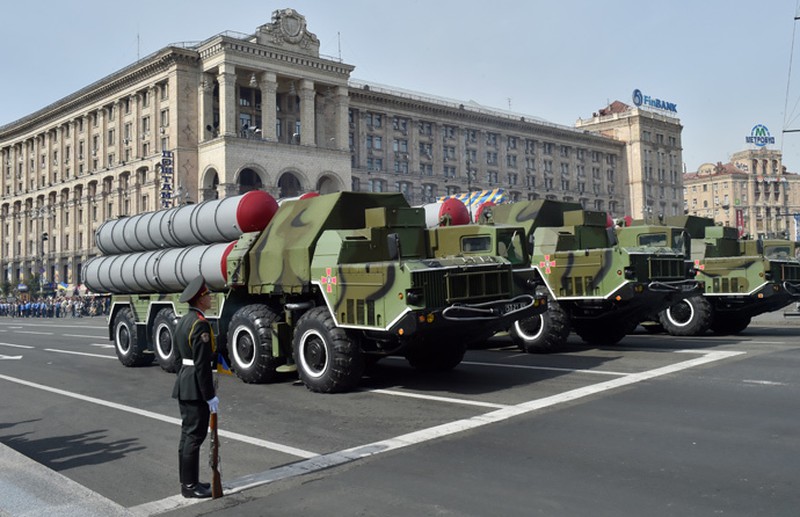 Ảnh: Ukraine diễu binh lấy khí thế trong Ngày Độc lập - ảnh 4