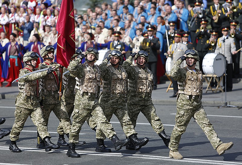 Ảnh: Ukraine diễu binh lấy khí thế trong Ngày Độc lập - ảnh 7