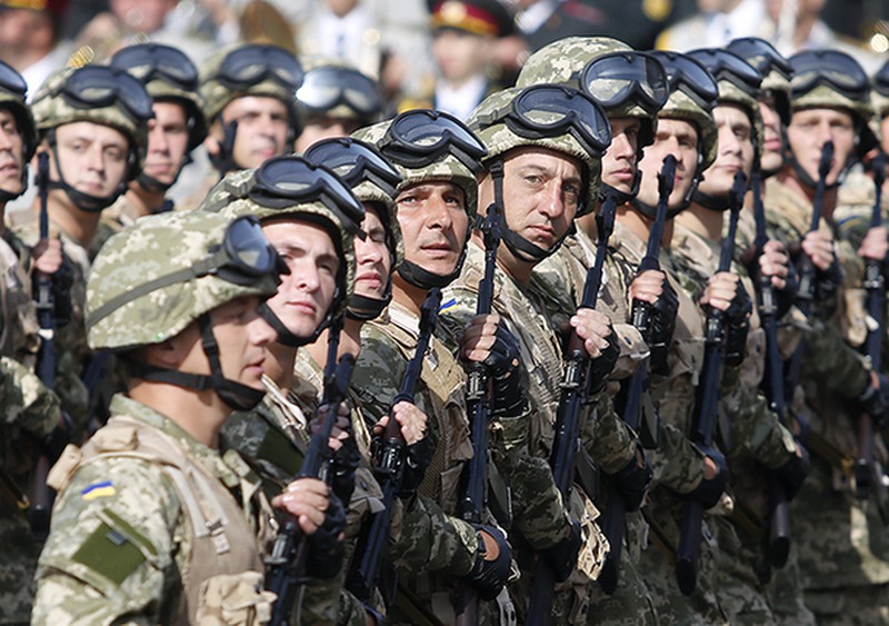 Ảnh: Ukraine diễu binh lấy khí thế trong Ngày Độc lập - ảnh 8