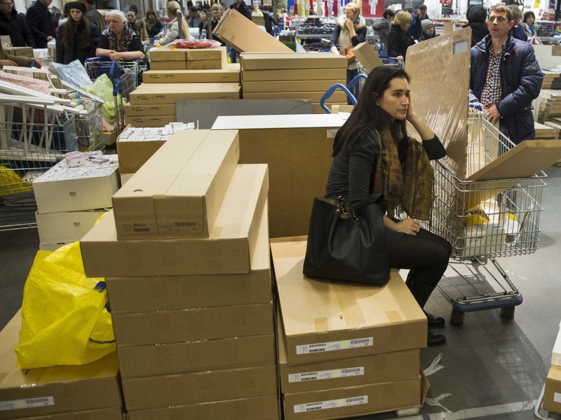 Ảnh: Người dân Nga đổ xô mua sắm khi đồng rúp giảm - ảnh 1