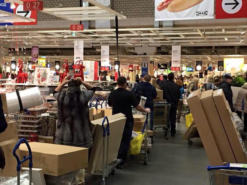 Ảnh: Người dân Nga đổ xô mua sắm khi đồng rúp giảm - ảnh 2