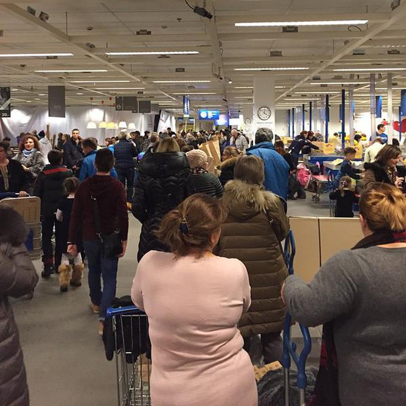 Ảnh: Người dân Nga đổ xô mua sắm khi đồng rúp giảm - ảnh 3