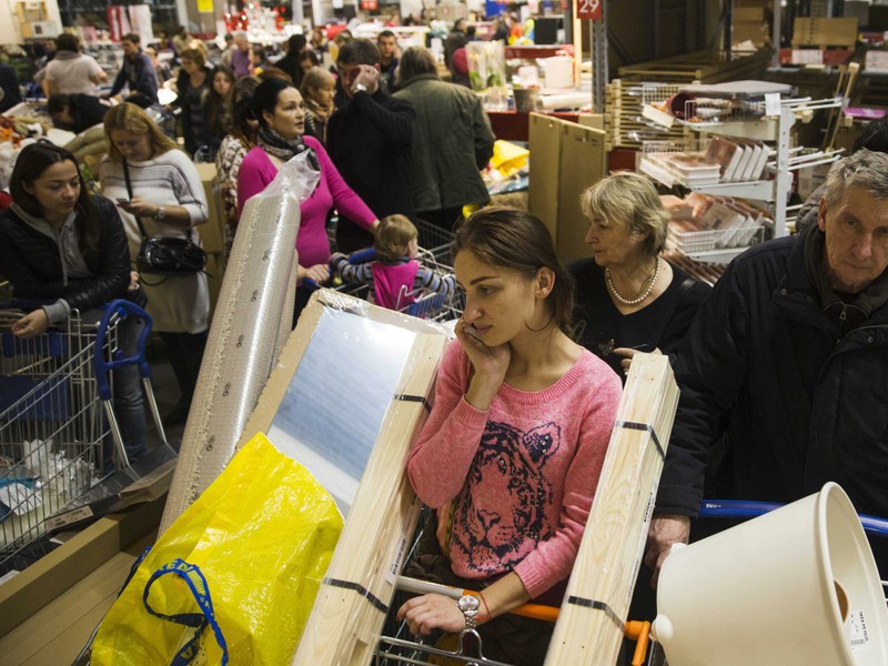 Ảnh: Người dân Nga đổ xô mua sắm khi đồng rúp giảm - ảnh 4