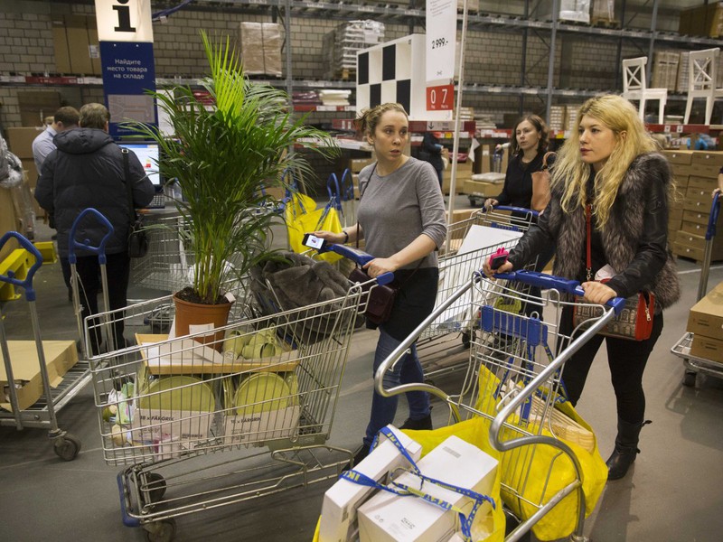 Ảnh: Người dân Nga đổ xô mua sắm khi đồng rúp giảm - ảnh 5