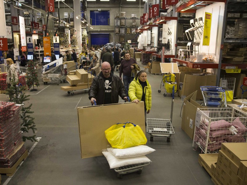 Ảnh: Người dân Nga đổ xô mua sắm khi đồng rúp giảm - ảnh 6