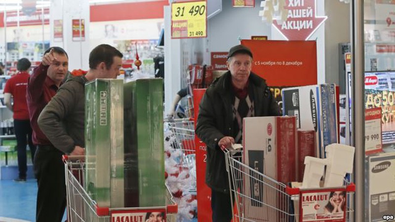 Ảnh: Người dân Nga đổ xô mua sắm khi đồng rúp giảm - ảnh 7