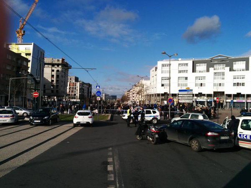 Ảnh: Hiện trường vụ bắt cóc tại bưu điện gần Paris, Pháp - ảnh 2