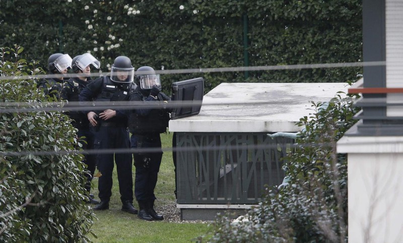 Ảnh: Hiện trường vụ bắt cóc tại bưu điện gần Paris, Pháp - ảnh 6