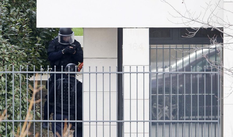 Ảnh: Hiện trường vụ bắt cóc tại bưu điện gần Paris, Pháp - ảnh 7