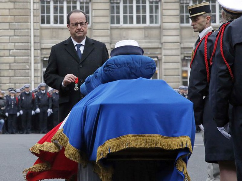 Ảnh: Đau xót lễ tang các nạn nhân vụ thảm sát Paris - ảnh 9