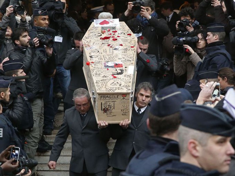 Ảnh: Đau xót lễ tang các nạn nhân vụ thảm sát Paris - ảnh 1