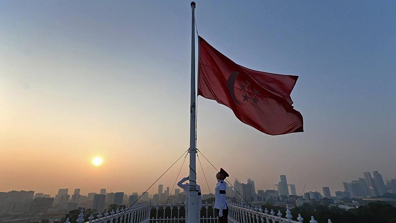 Ảnh: Khắp Singapore treo cờ rủ tiễn biệt ông Lý Quang Diệu - ảnh 1
