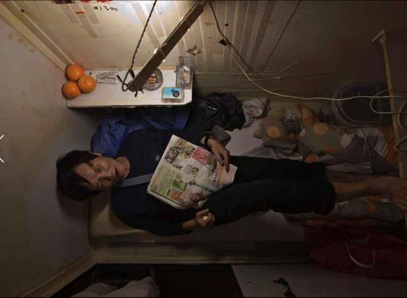 Những “ngôi nhà quan tài” chật hẹp khủng khiếp ở Hong Kong - ảnh 1