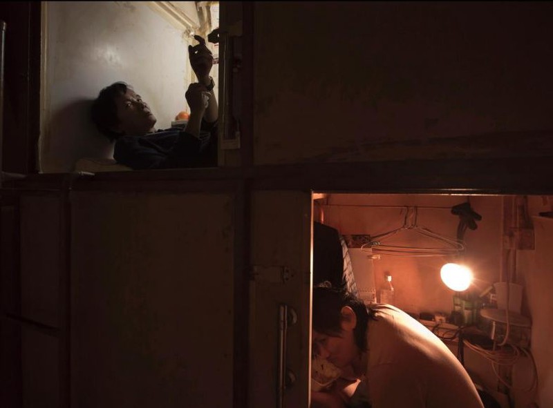 Những “ngôi nhà quan tài” chật hẹp khủng khiếp ở Hong Kong - ảnh 2