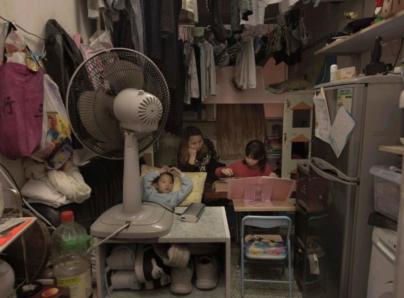 Những “ngôi nhà quan tài” chật hẹp khủng khiếp ở Hong Kong - ảnh 3