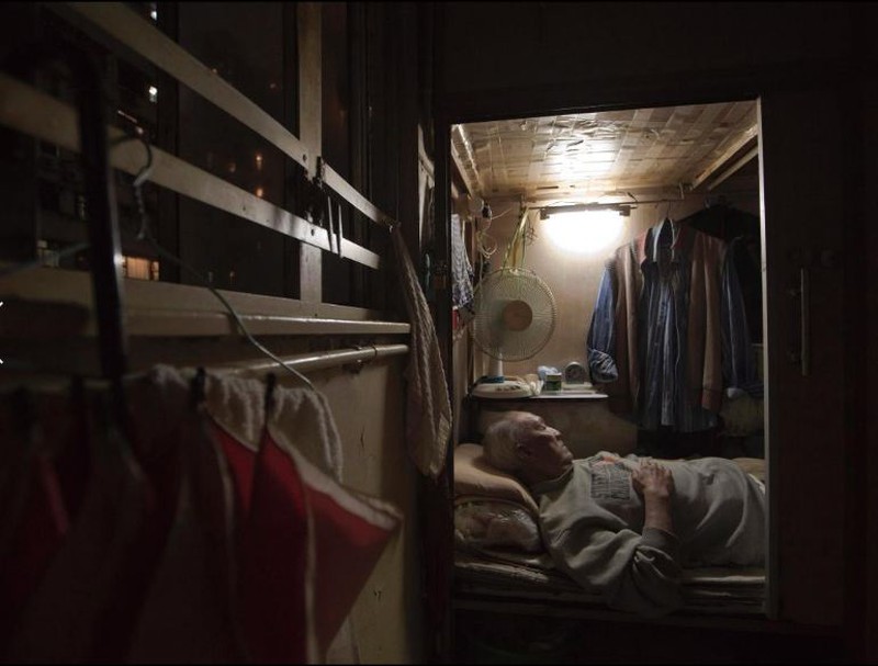 Những “ngôi nhà quan tài” chật hẹp khủng khiếp ở Hong Kong - ảnh 5