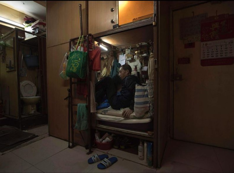 Những “ngôi nhà quan tài” chật hẹp khủng khiếp ở Hong Kong - ảnh 7