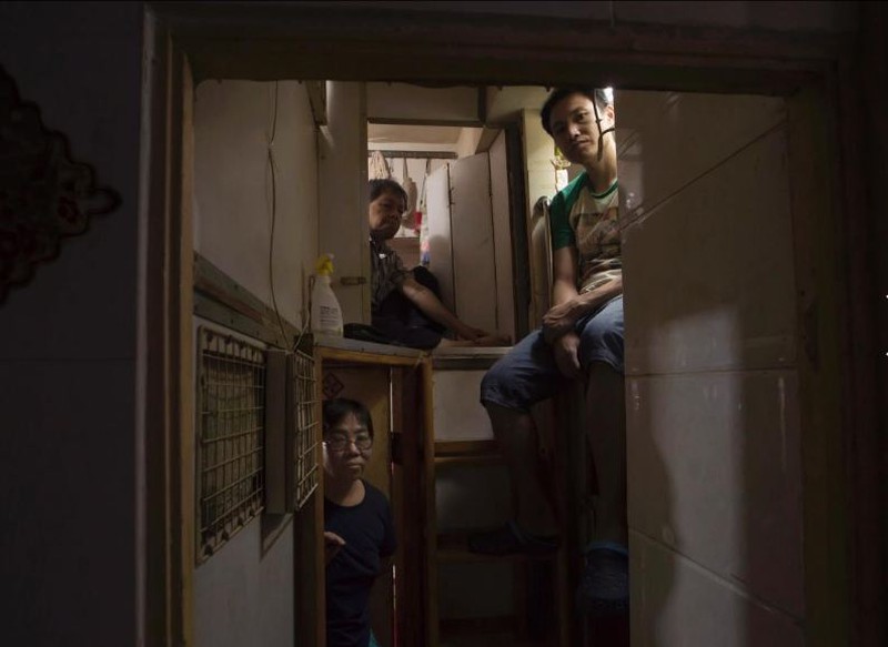 Những “ngôi nhà quan tài” chật hẹp khủng khiếp ở Hong Kong - ảnh 8