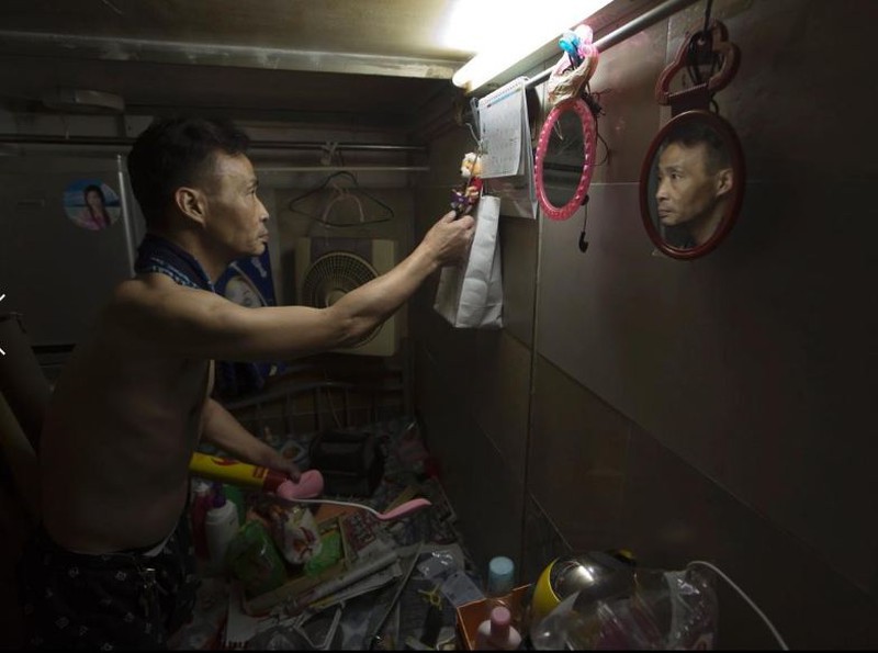 Những “ngôi nhà quan tài” chật hẹp khủng khiếp ở Hong Kong - ảnh 10